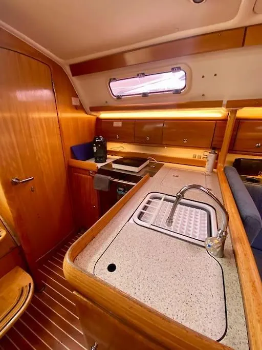 - Wind - Comodo Velero En Barcelona Spain