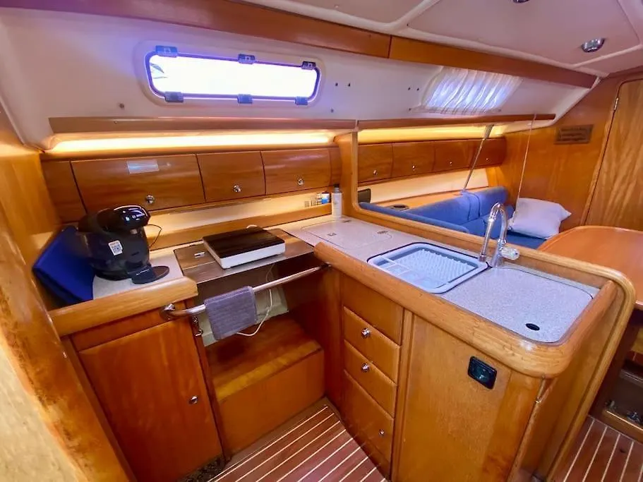 Botel - Wind - Comodo Velero En Barcelona